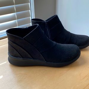 Clarks Cloudstepper women’s boots. New with box. Never been worn. Size 6.5.